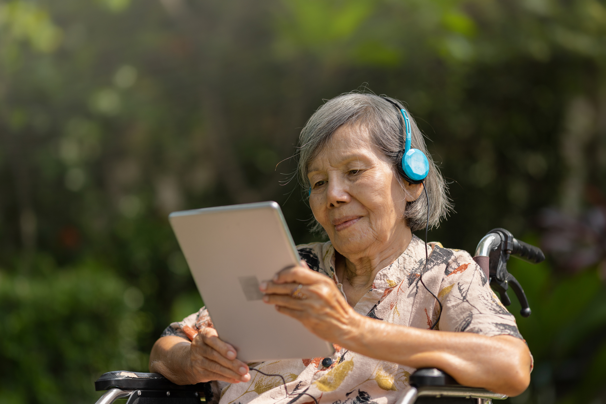 Music therapy in dementia treatment on elderly woman.